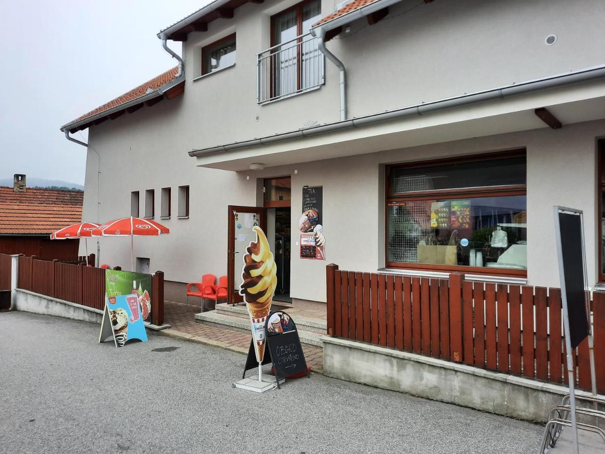 Penzion Zahrada Nad Rekou, Restaurace A Kavarna - Parkovani Gratis Zlatá Koruna المظهر الخارجي الصورة